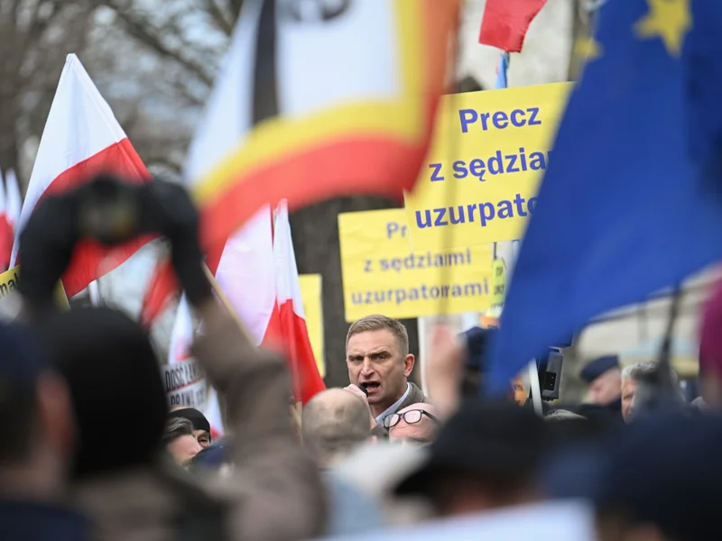 Bąkiewicz i Szafarowicz wzywają przed TK. W TV Republika zakłócenia sygnału