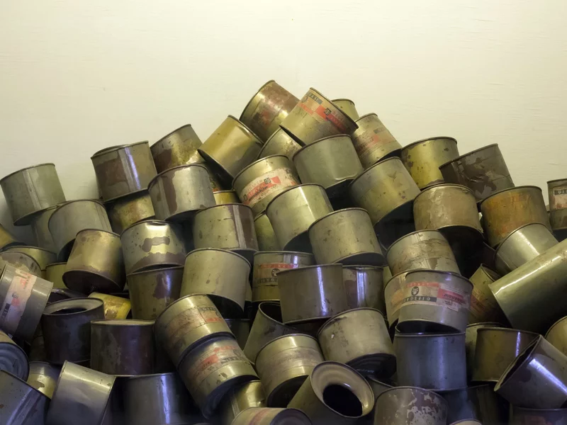 Polak handlował hitlerowskimi mundurami i hełmami. Miał też puszkę z napisem „Cyklon B”