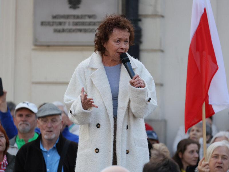 Protest przed Pałacem Prezydenckim. Szczepkowska o Nawrockim: Nie powinien pełnić tego urzędu