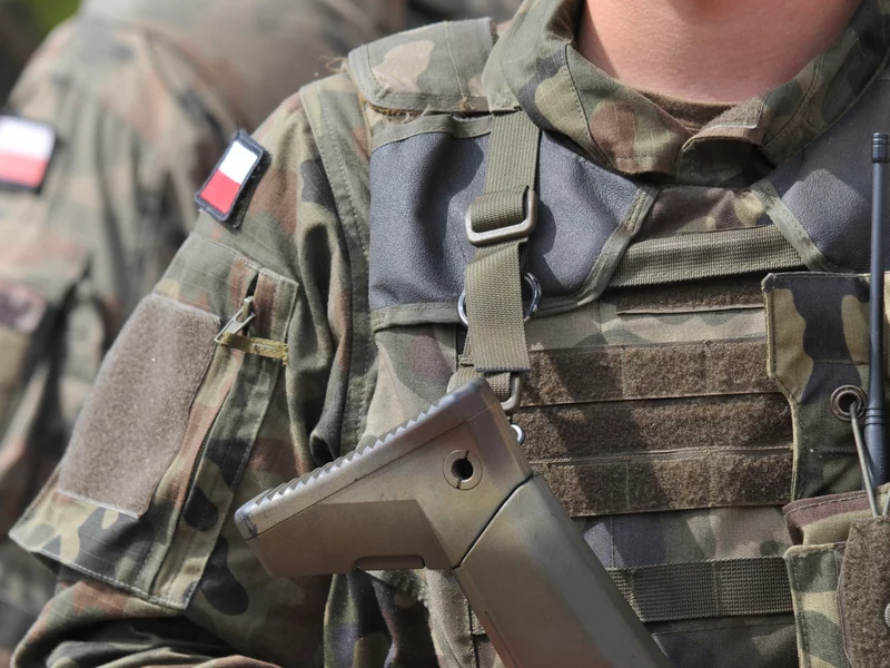 Pijany żołnierz skakał po zaparkowanych radiowozach. Uszkodził drzwi do komendy policji