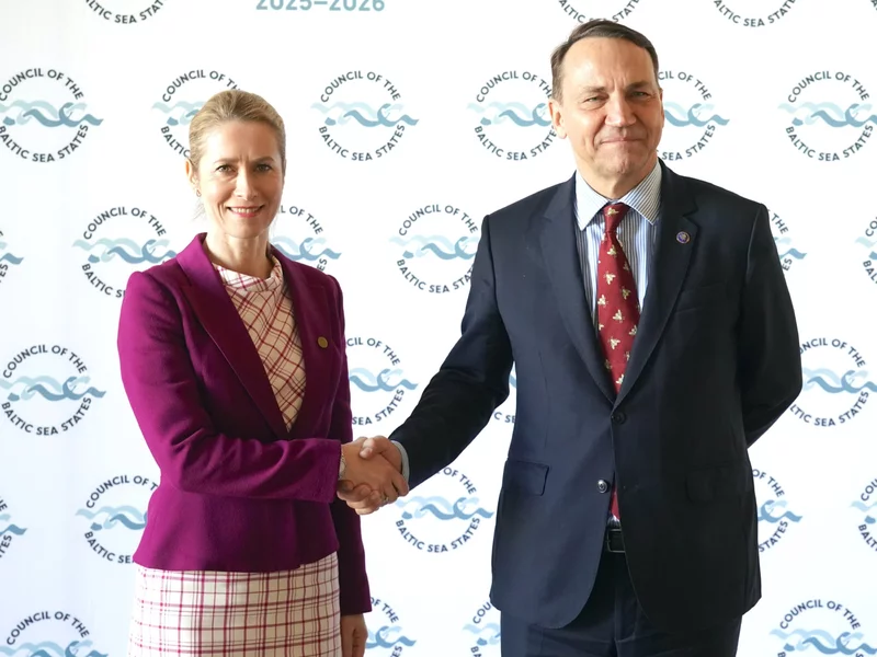 Będą mogli wrócić z ZEA do Polski. Radosław Sikorski: Wybrano tylko 57 osób