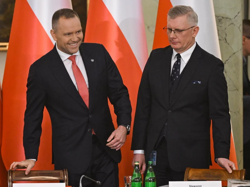 Siedział obok prezydenta, nie powinien być na RBN-ie? „Polityczna wrzutka” vs. „lekceważenie prawa”