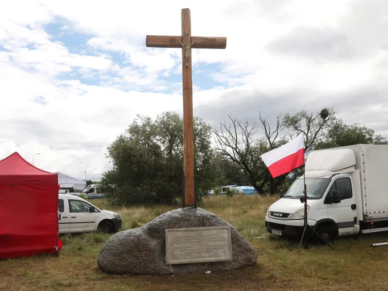 Braun i jego zwolennicy na miejscu obchodów w Jedwabnem. Ustawili krzyż z własną tablicą