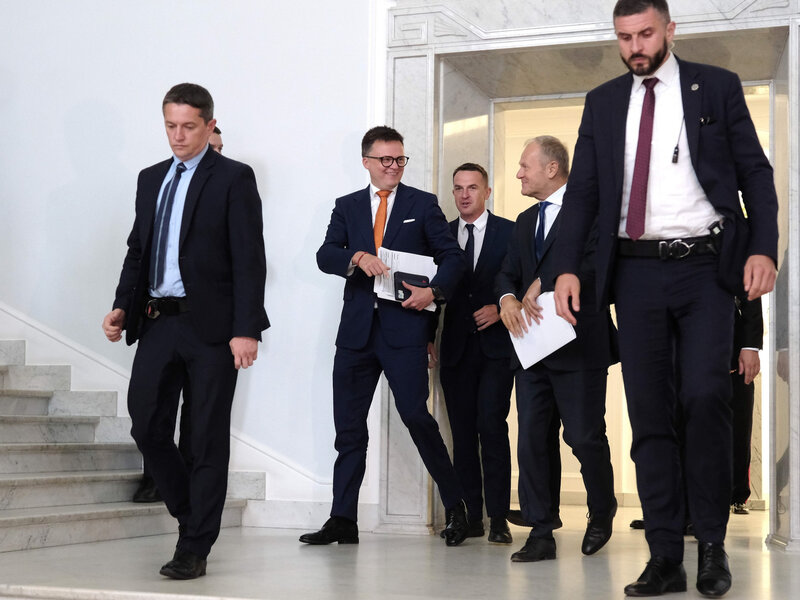 Taki plan ma dotyczyć Hołowni. Miller i Komorowski mówią o politycznej grze