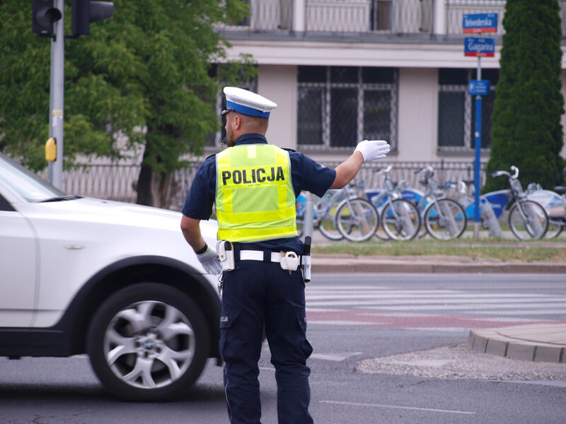 Mimo braku zgody wrzucił twarz policjanta do sieci. Musi przeprosić i zapłacić zadośćuczynienie