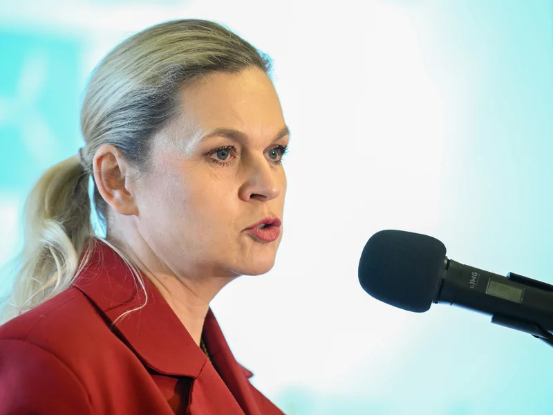 Ubiór w szkołach. Nowacka o „dwóch obowiązkach”, jakie będą mieli uczniowie