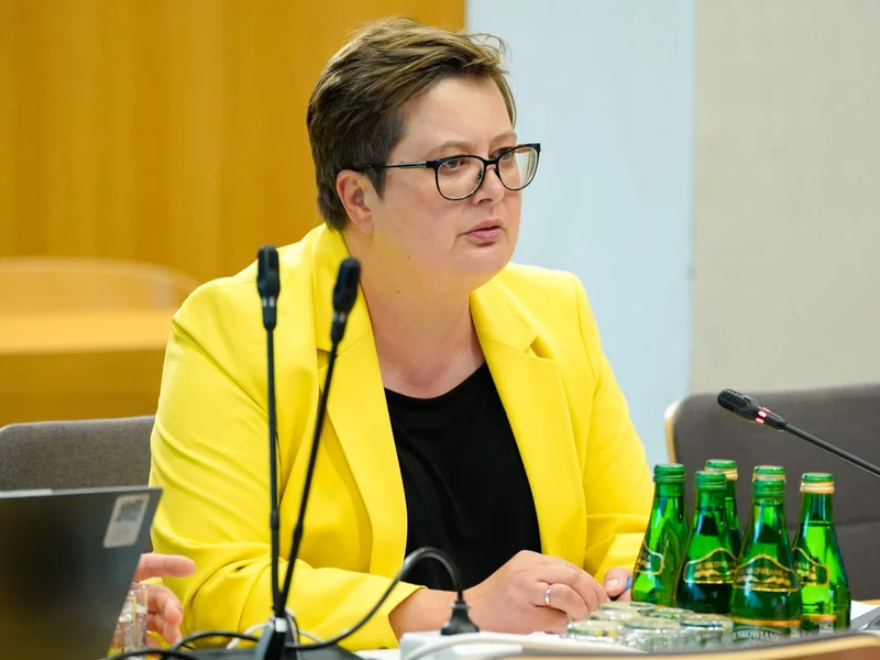 Nagły zwrot ws. głośnego zakazu. Wiceszefowa MEN: Trzeba ustalić zasady