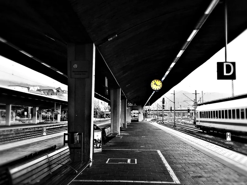 21-latek miał wepchnąć studenta pod pociąg. Zapadł wyrok