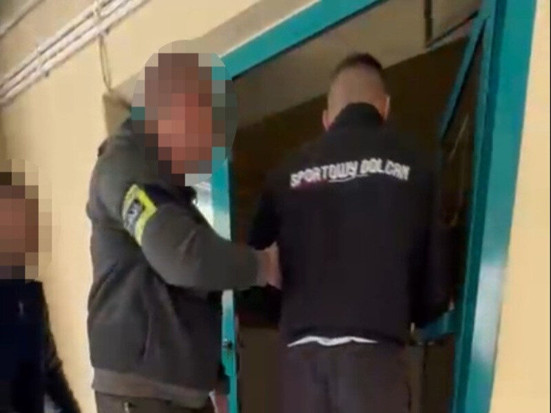 Dorośli mężczyźni „naznaczyli” młodego fana innego zespołu. Grozi im surowa kara