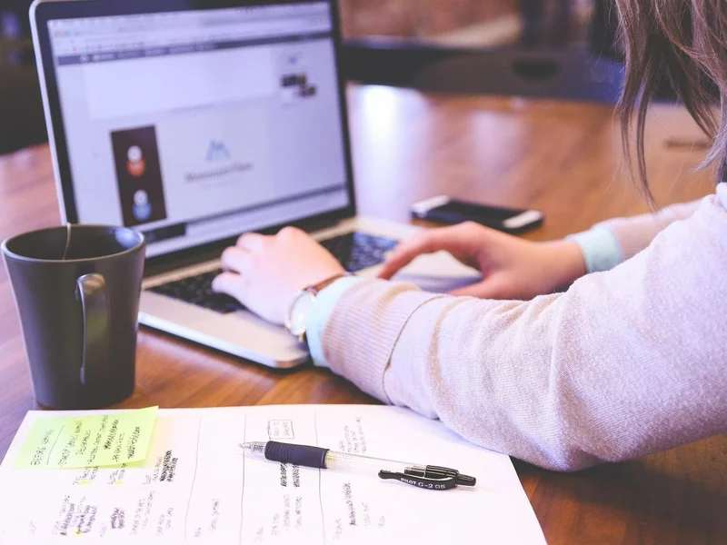 Kilka kliknięć i semestr zaliczony. „Collegium Humanum to pikuś”