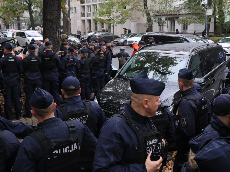 Policjanci zostali „opluci i zwyzywani” przed TK? „Zatrzymano trzy osoby”