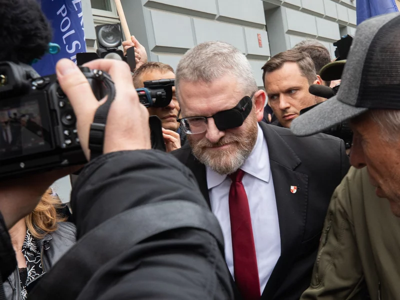 Braun wyszedł podczas odczytywania zarzutów. Burzliwa scena pod prokuraturą