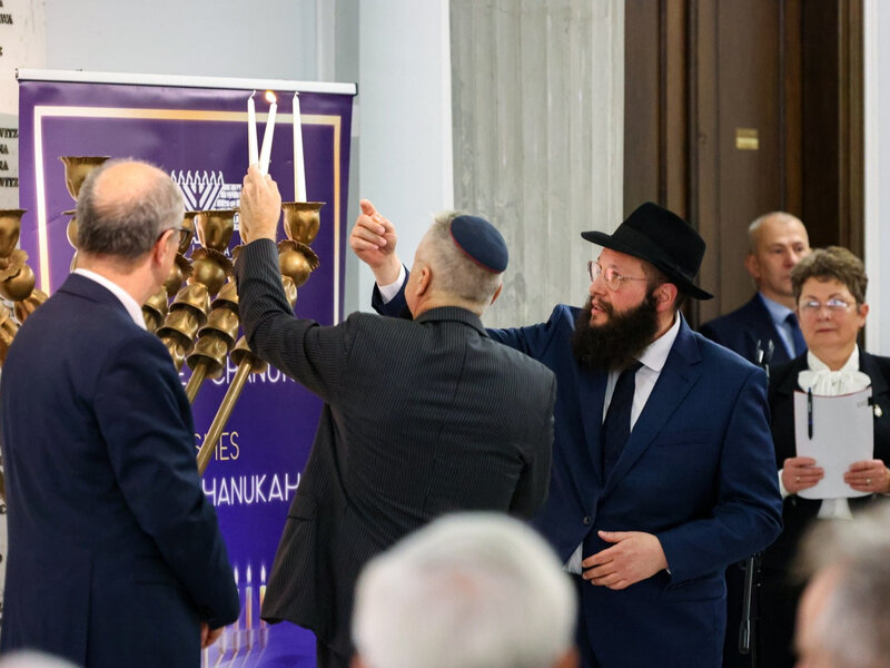 W Sejmie zapalono świece chanukowe. Towarzysz przeprosił za zachowanie Malarza