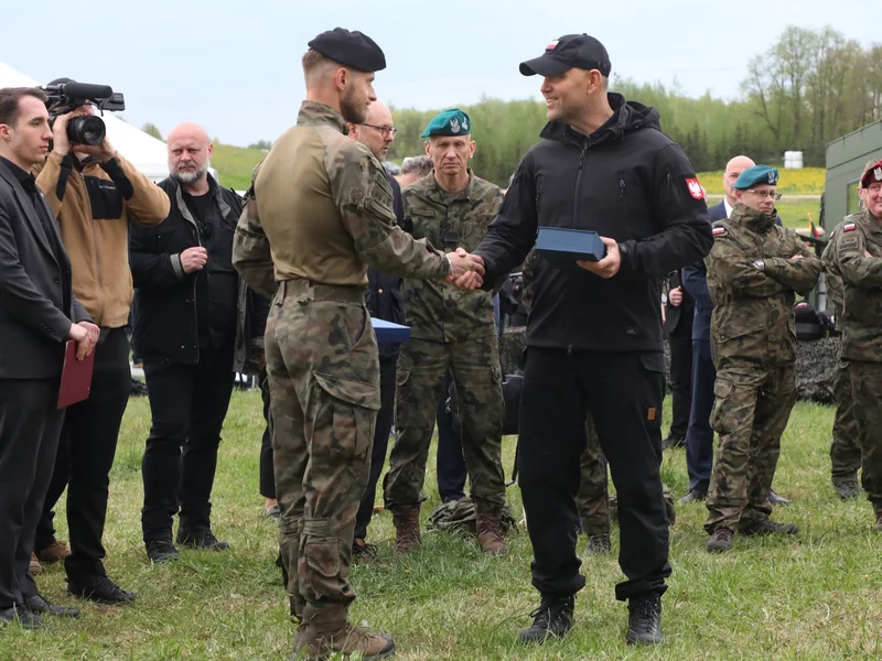 Nawrocki odrzucił nawet „pewniaków”. W armii wrze po decyzjach prezydenta