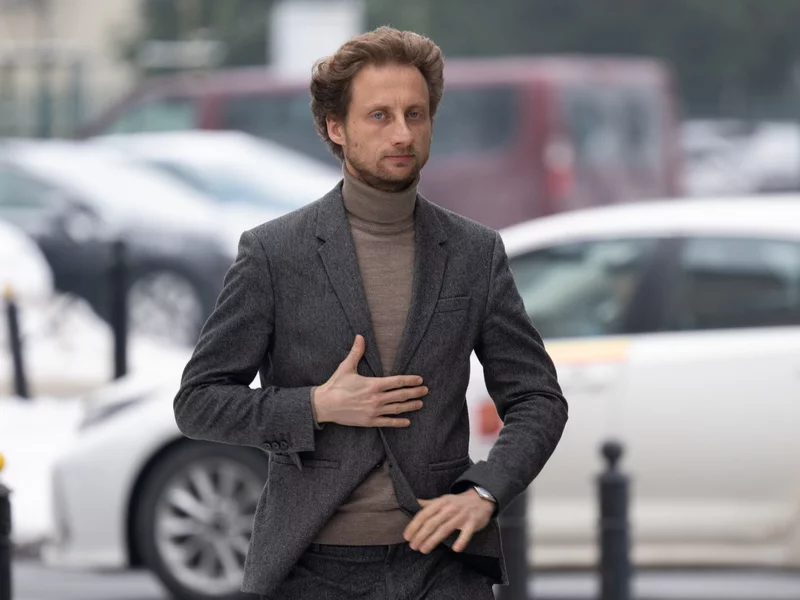 Poseł KO w przebraniu kociej pokojówki? Internauci nabierają się na oczywistego „fejka”