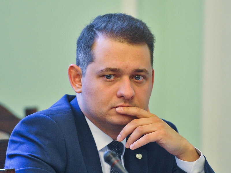 Poseł Król wciąga rząd do swojej sprawy. „To pułapka na koalicję”