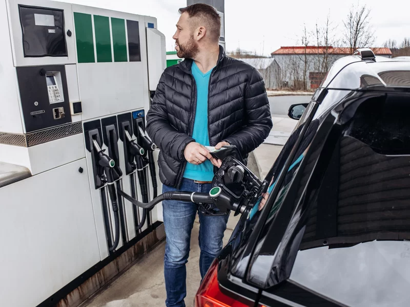 Ustawa paliwowa czeka na decyzję Nawrockiego. Polacy już wiedzą, co powinien zrobić