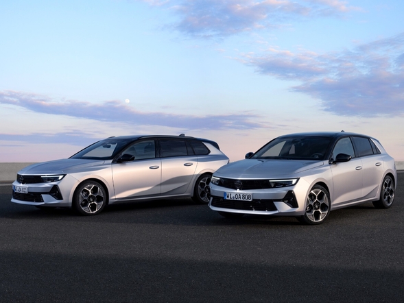 Miniatura: Hybrydowy Opel Astra gotowy do zamawiania....