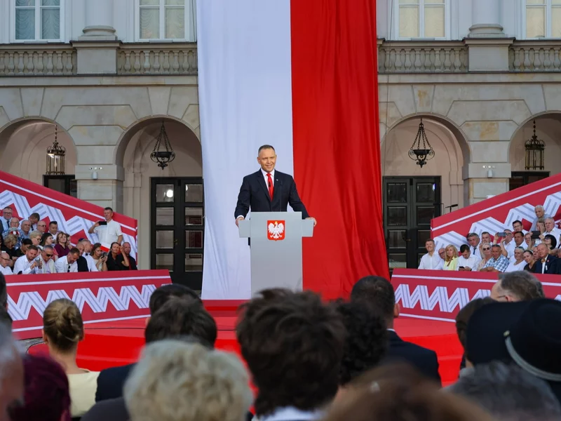 Nawrocki w rocznicę prezydentury przypomniał o SAFE. Zwrócił się do Czarzastego