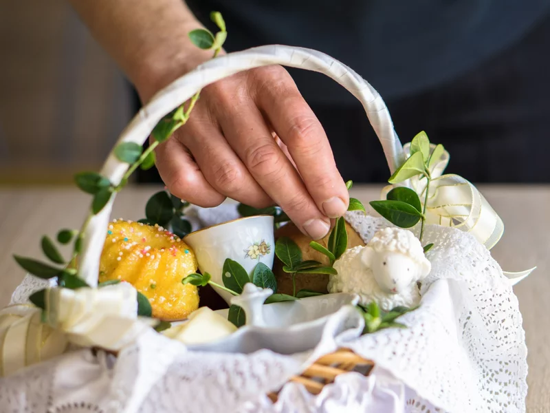 To Polacy wkładają do koszyków wielkanocnych. Znany ksiądz grzmi: Dramat