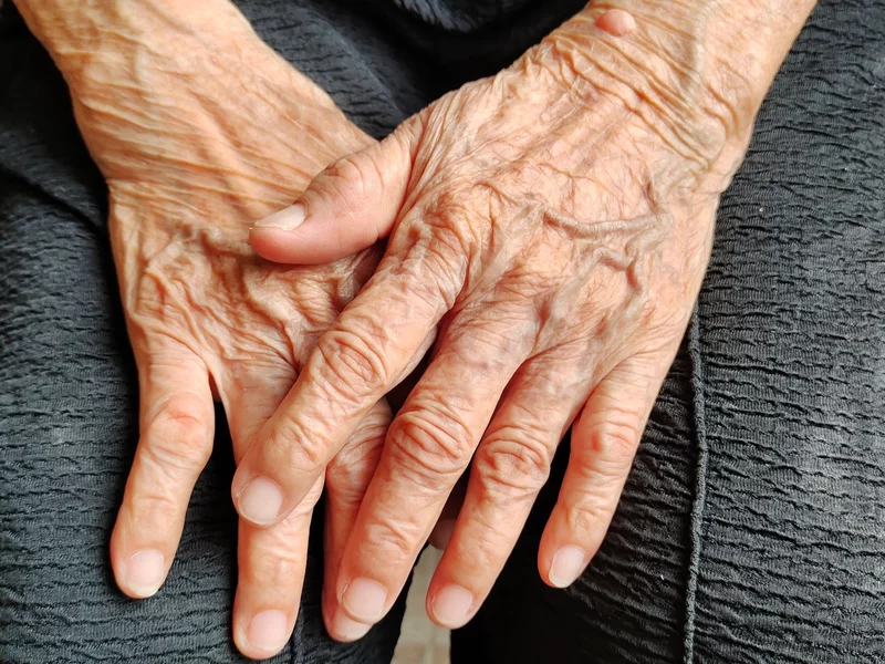 Spała na klatce schodowej przez pięć miesięcy. Obok był tylko kot