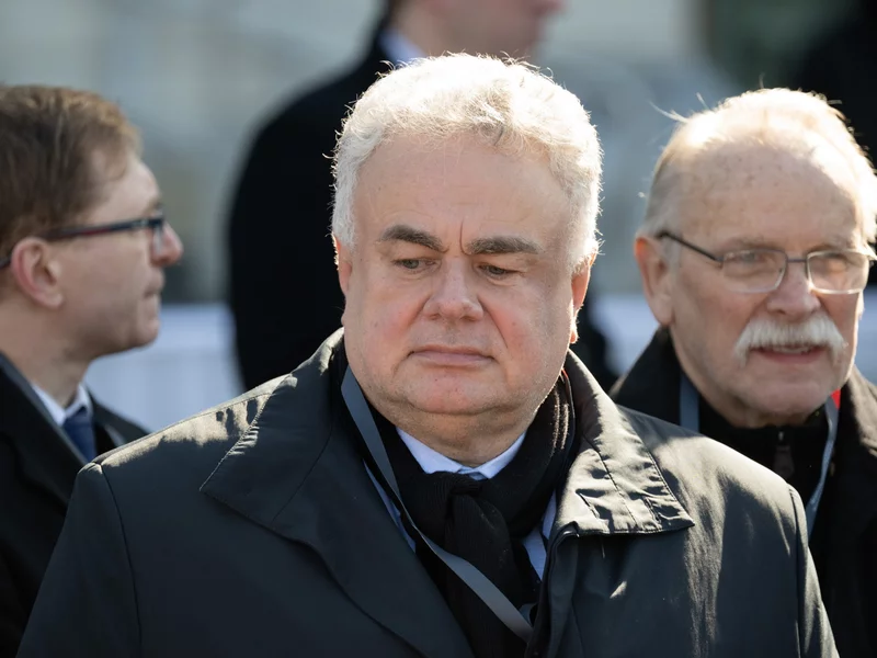 Sakiewicz miał już media, ubezpieczenia, energię. Teraz rusza z Republika Mobile
