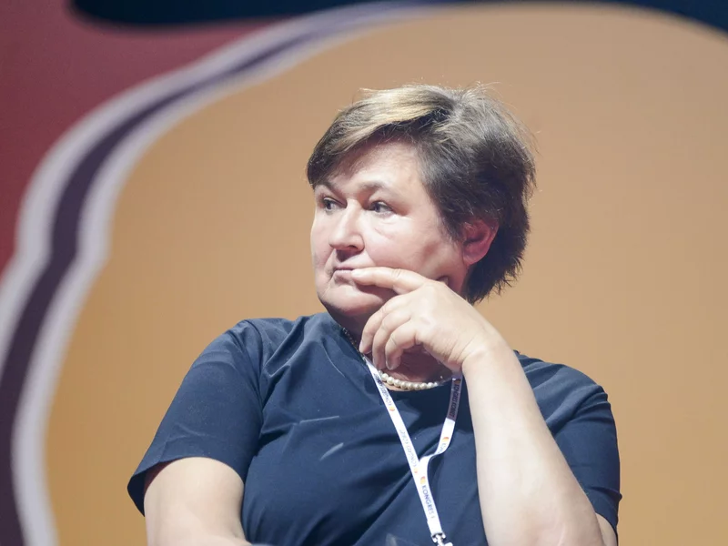 Prof. Środa o defiladach: Ekshibicjonistyczne chwalenie się narzędziami mordu