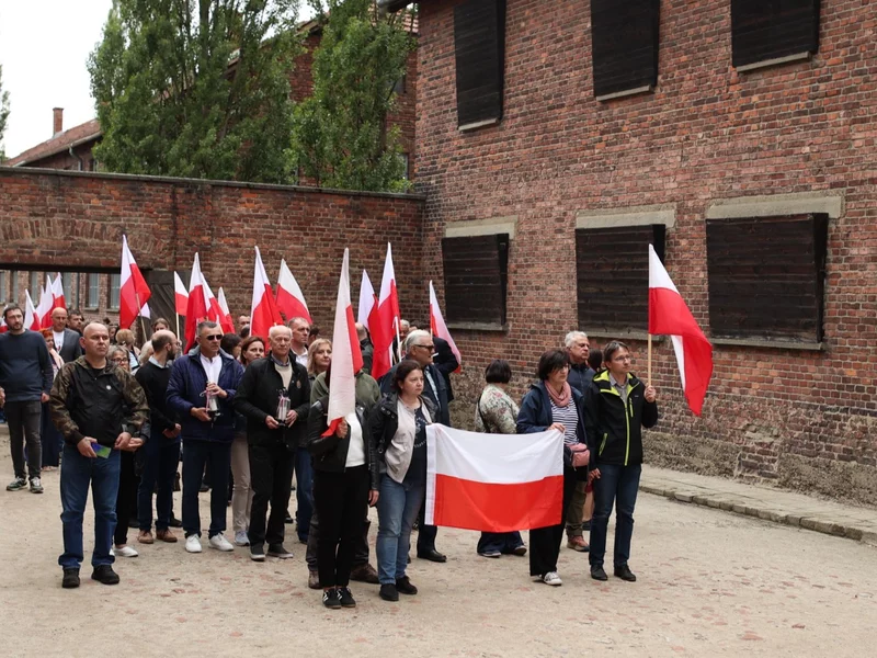 Awantura przed Muzeum Auschwitz, ludzie Brauna bez wstępu. “Kolejny antypolski skandal”