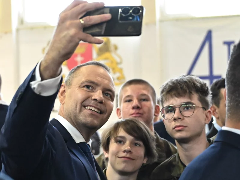 Polacy zabrali głos w nowym sondażu. Tego oczekują od Nawrockiego