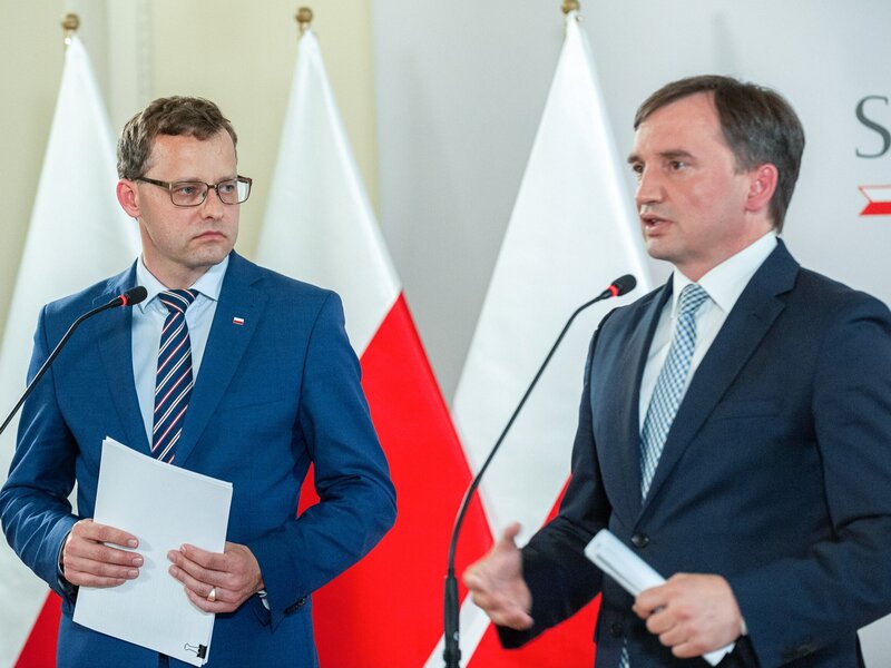 Ziobro i Romanowski uciekli do USA? Ten szczegół jest kluczowy