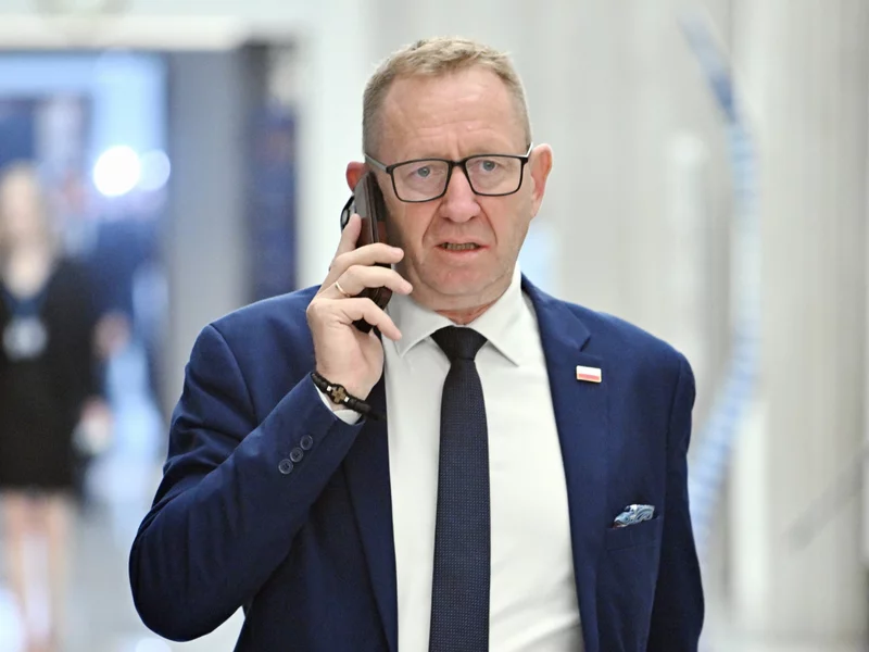 Afera z działką pod CPK nabiera rozpędu. Specjalne gadżety dla polityków PiS. „Daj plusa na Telusa”