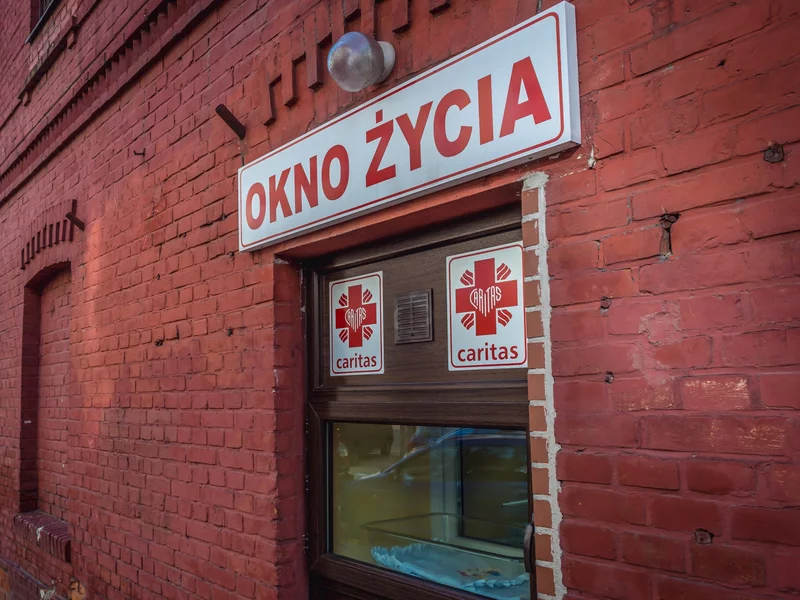 1,5-roczny chłopiec w oknie życia. U boku miał tajemniczą karteczkę