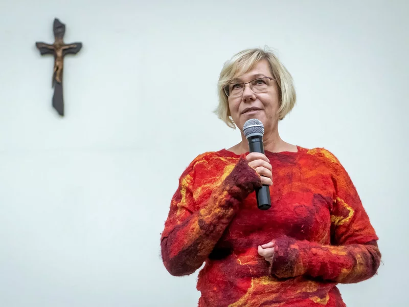 Krzyż wylądował w śmietniku. Barbara Nowak obwinia... rząd Tuska