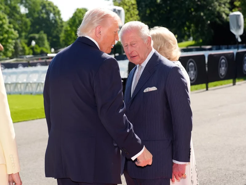 Gest Trumpa wobec króla Karola podzielił internet. Ekspert o „złamaniu zasad”