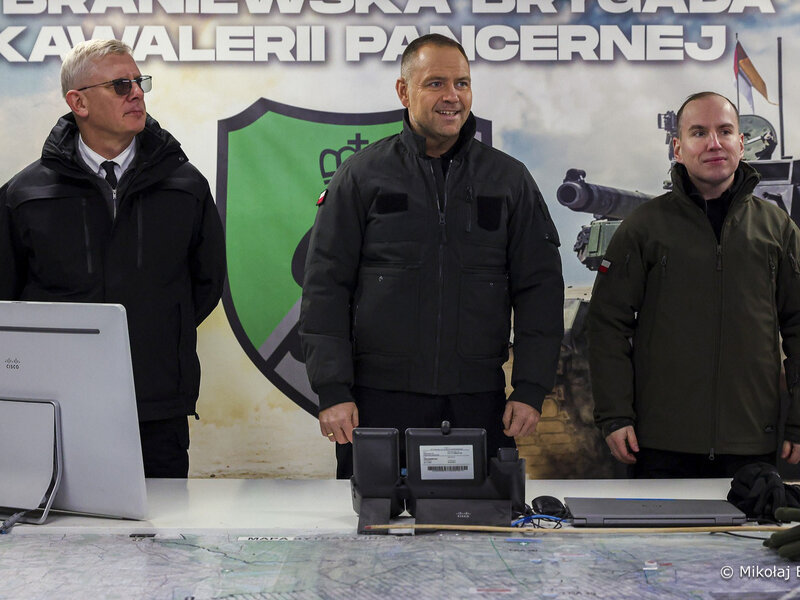 Burza wokół zdjęć z wizyty Nawrockiego. Generałowie wściekli