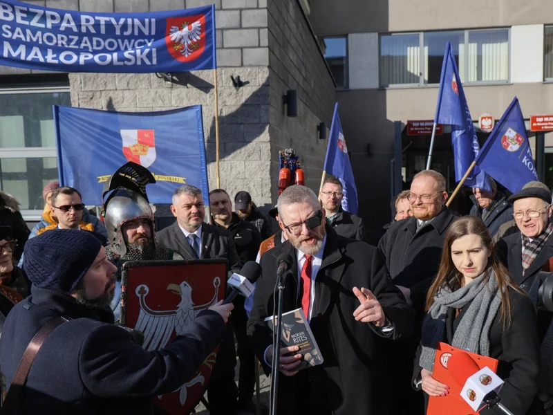 Grzegorz Braun pojawił się w sądzie. Miał nietypowe towarzystwo