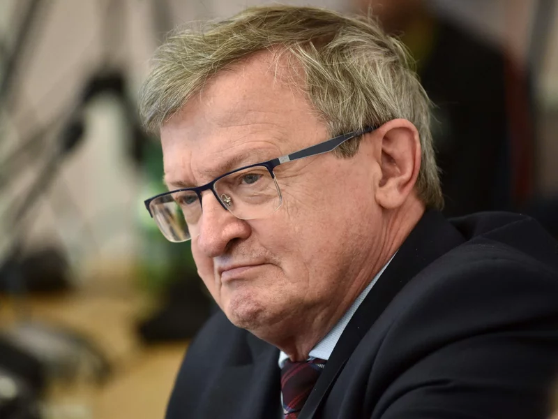 Gra o fotel premiera. Cymański wskazuje nazwiska