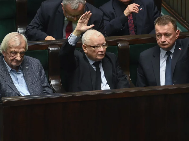 Czołowemu politykowi groziło zawieszenie, po politycznej burzy w Patola i Socjal sprawdzono resztę. „Skandal”