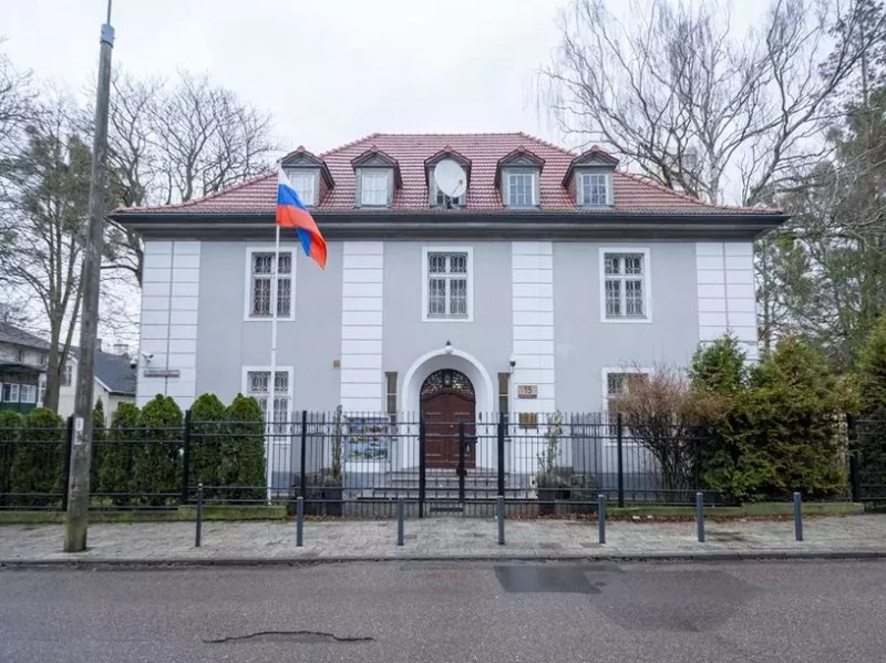 Rosjanie nie płacą i nie wpuszczają urzędników do budynku w Gdańsku. Na ratunek komornik?