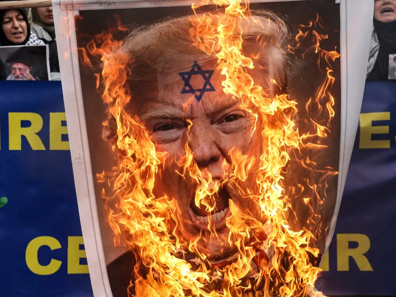 Podeptali plakat z wizerunkiem Donalda Trumpa. Demonstracje w Europie po decyzji USA