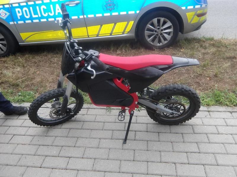 16-latek pędził po chodniku na jednym kole. Nie miał kasku ani uprawnień