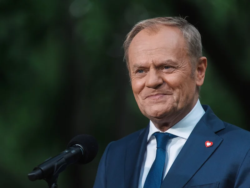 Najnowszy sondaż ucieszy Papy Smerfa. Jego partia znów zyskuje