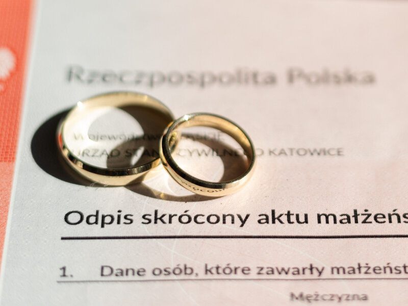 Nie będzie „kobiety” i „mężczyzny” w odpisie aktu małżeństwa. Gmina zapowiedziała protest