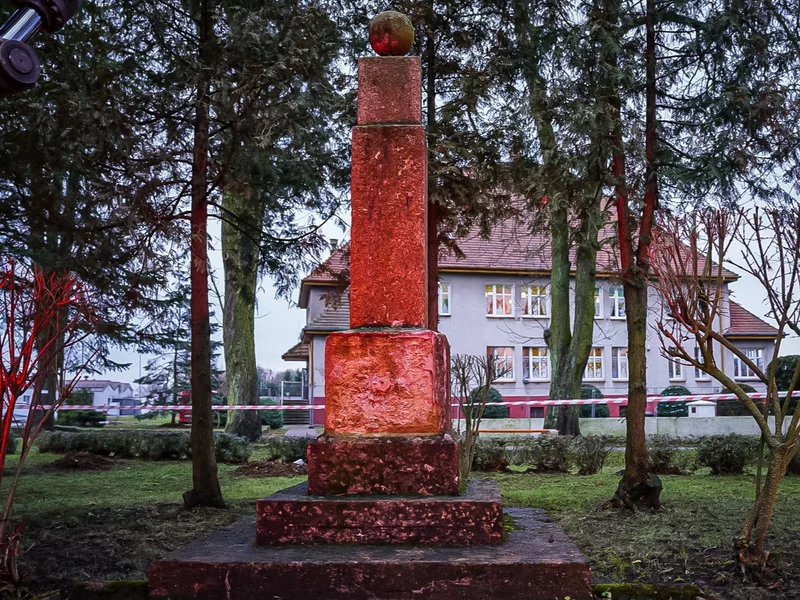 Sowiecki pomnik w Maszewie obalony. Wystarczyło jedno dotknięcie koparki