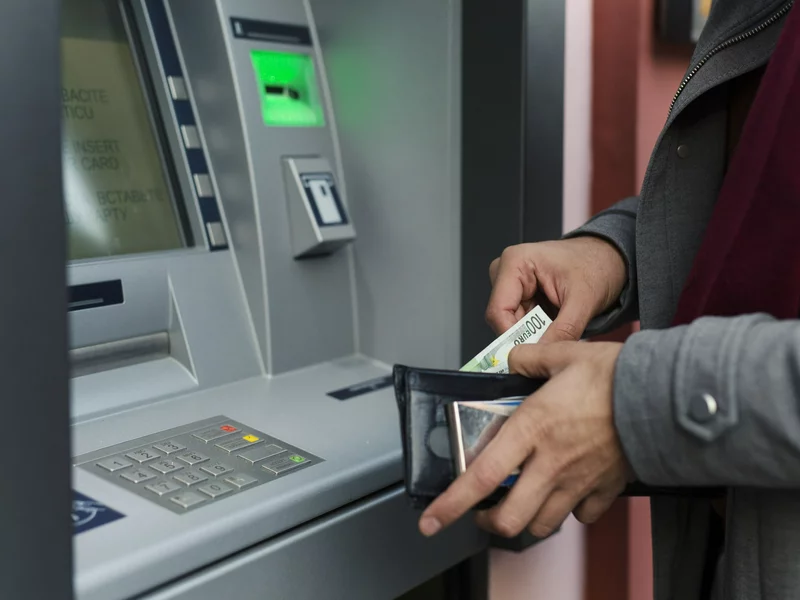 Polacy masowo wycofują gotówkę z banków. Stoi za tym konkretna przyczyna