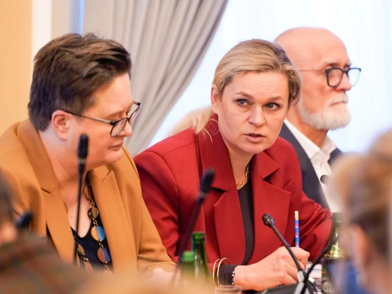 Klamka zapadła, smartfony znikną z klas. MEN ma gotowy projekt