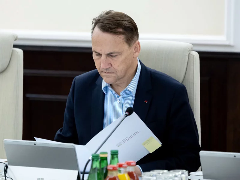 Sikorski wbija szpilę Nawrockiemu. „Ciekawe kto sufluje”