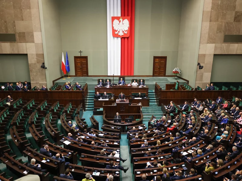 Posłowie PiS opuścili salę plenarną. To reakcja na wystąpienie Sikorskiego