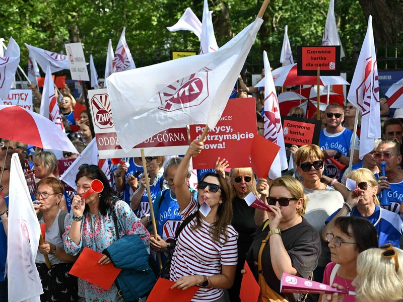 Nauczyciele wywierają presję na Tuska i MEN. „Pokazujemy politykom czerwone kartki”
