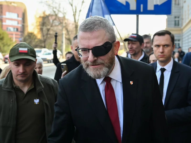 „Celowa obstrukcja” Grzegorza Brauna? Miał usłyszeć zarzuty, a zniknął